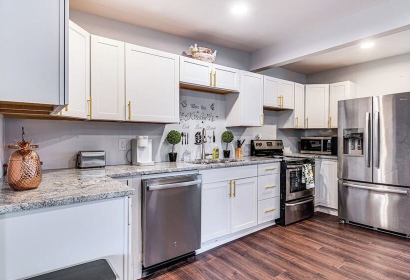 Spacious Indianapolis Home: 3 Mi To Downtown!