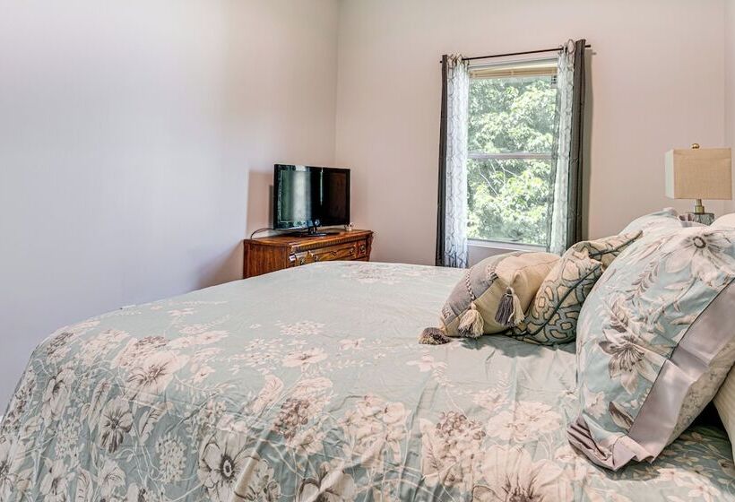 Spacious Indianapolis Home: 3 Mi To Downtown!