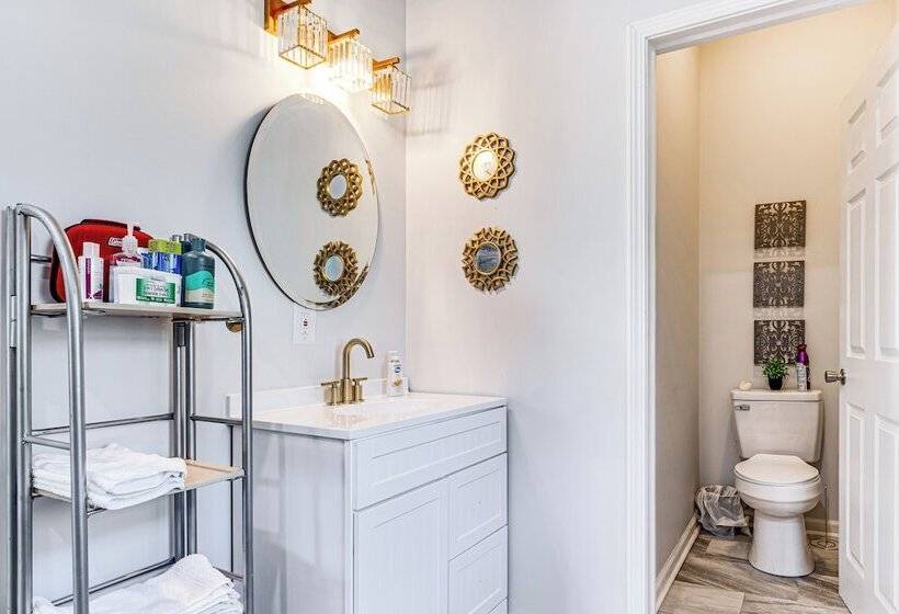 Spacious Indianapolis Home: 3 Mi To Downtown!