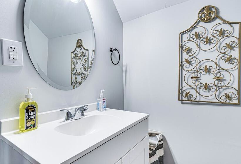 Spacious Indianapolis Home: 3 Mi To Downtown!