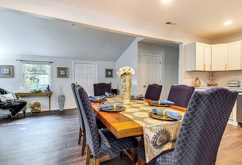 Spacious Indianapolis Home: 3 Mi To Downtown!