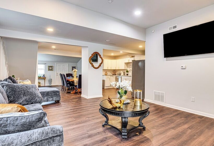 Spacious Indianapolis Home: 3 Mi To Downtown!