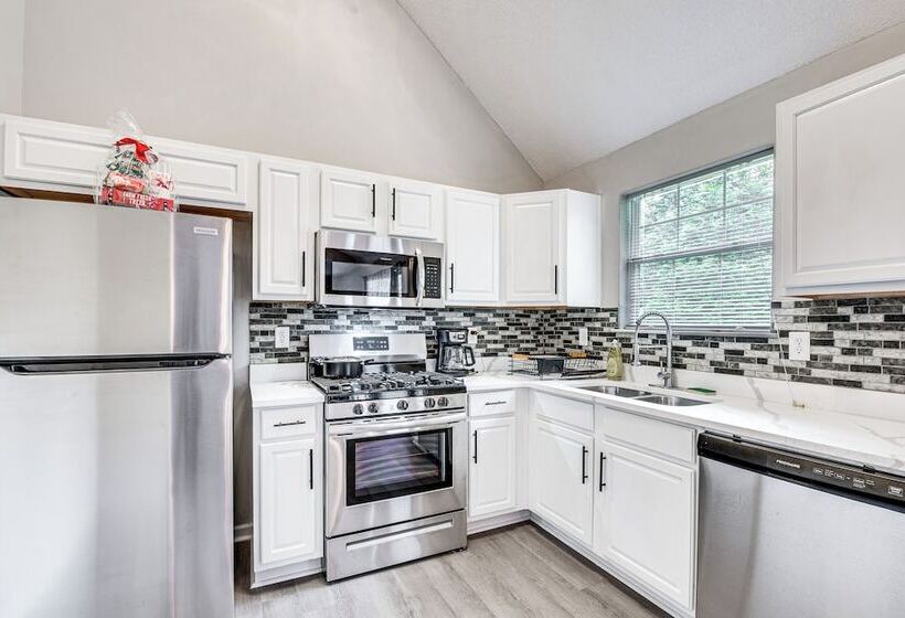 10 Mi To Stone Mtn Park: Spacious Home In Lithonia