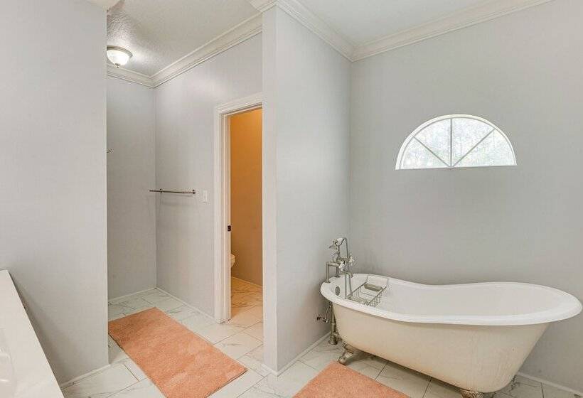 Spacious Long Beach Vacation Home W/ Patio & Grill