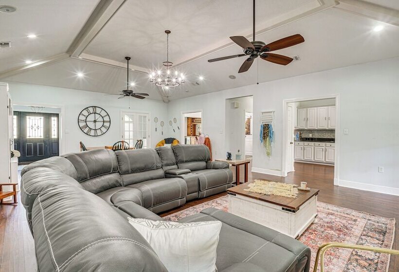 Spacious Long Beach Vacation Home W/ Patio & Grill