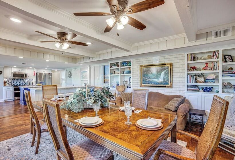 Spacious Madisonville Estate W/ Grill & Pond Views