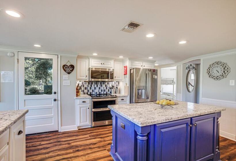 Spacious Madisonville Estate W/ Grill & Pond Views