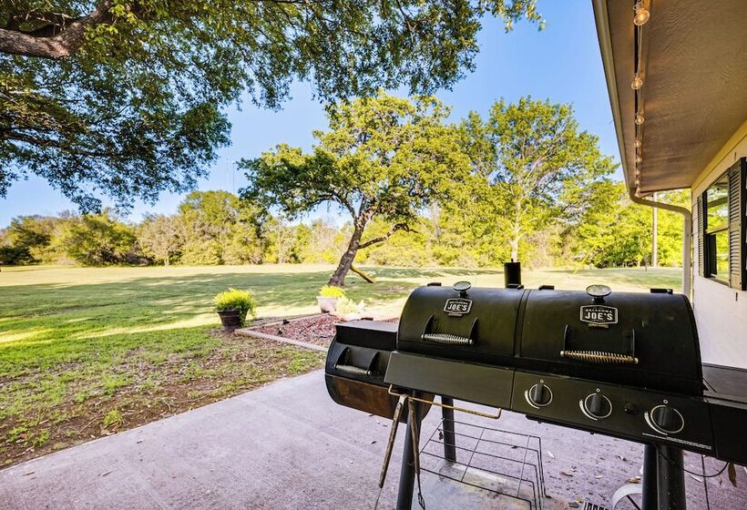 Spacious Madisonville Estate W/ Grill & Pond Views