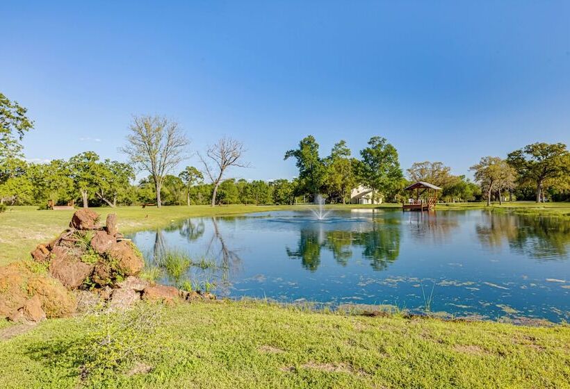 Spacious Madisonville Estate W/ Grill & Pond Views