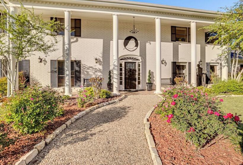 Spacious Madisonville Estate W/ Grill & Pond Views