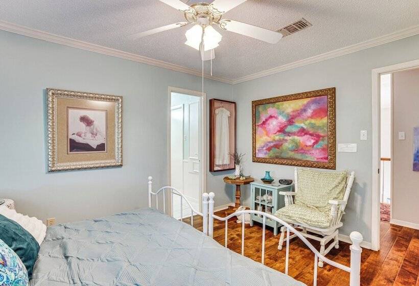 Spacious Madisonville Estate W/ Grill & Pond Views