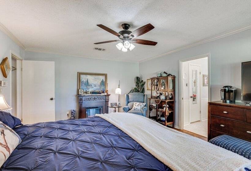 Spacious Madisonville Estate W/ Grill & Pond Views