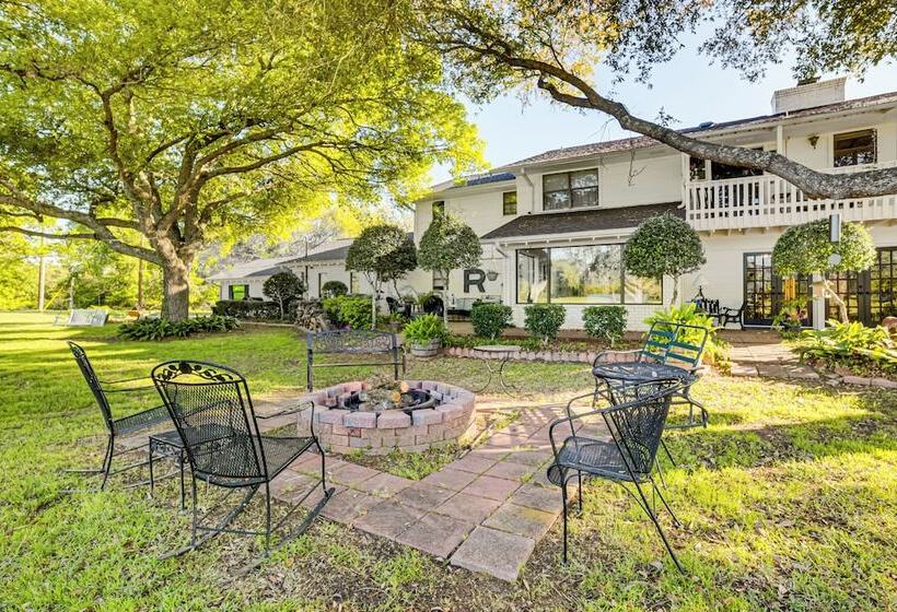 Spacious Madisonville Estate W/ Grill & Pond Views