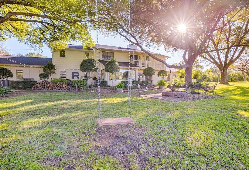 Spacious Madisonville Estate W/ Grill & Pond Views