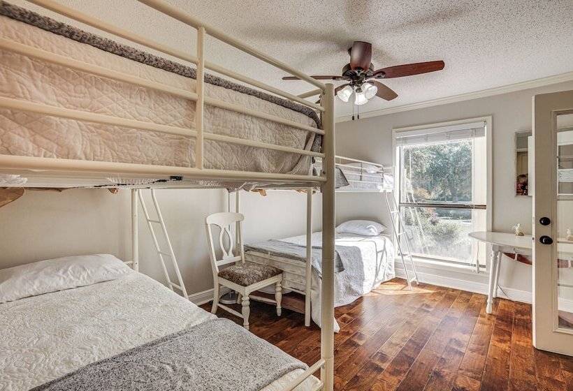 Spacious Madisonville Estate W/ Grill & Pond Views