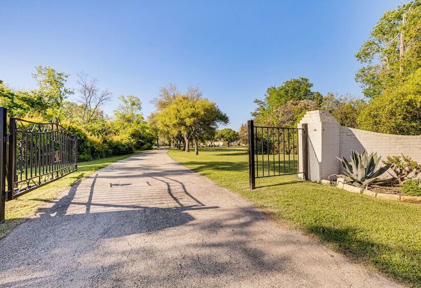 Spacious Madisonville Estate W/ Grill & Pond Views