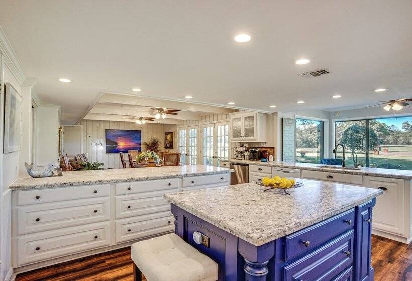 Spacious Madisonville Estate W/ Grill & Pond Views