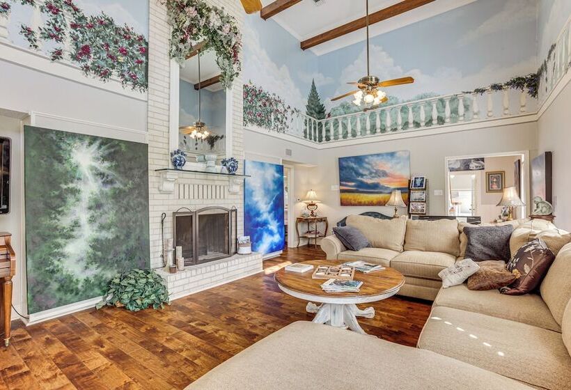 Spacious Madisonville Estate W/ Grill & Pond Views