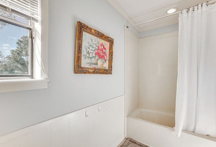 Spacious Madisonville Estate W/ Grill & Pond Views