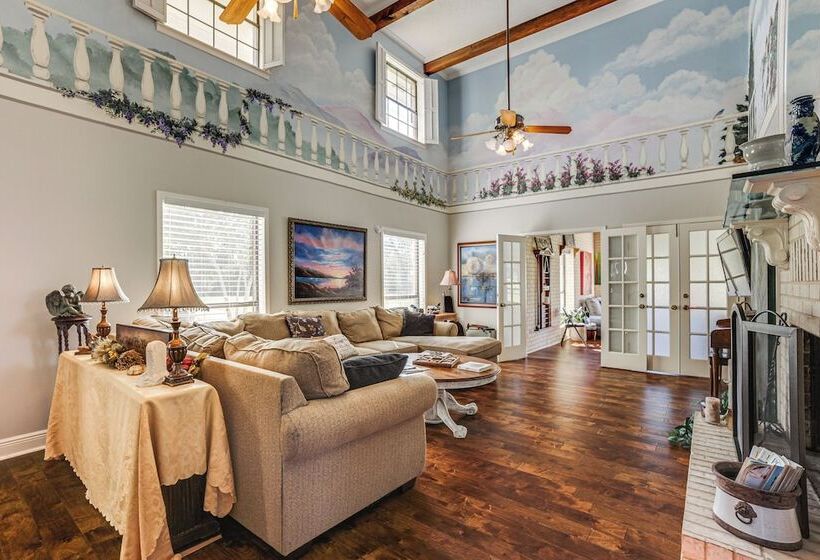 Spacious Madisonville Estate W/ Grill & Pond Views