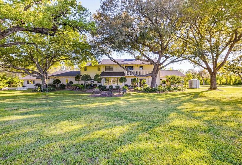 Spacious Madisonville Estate W/ Grill & Pond Views