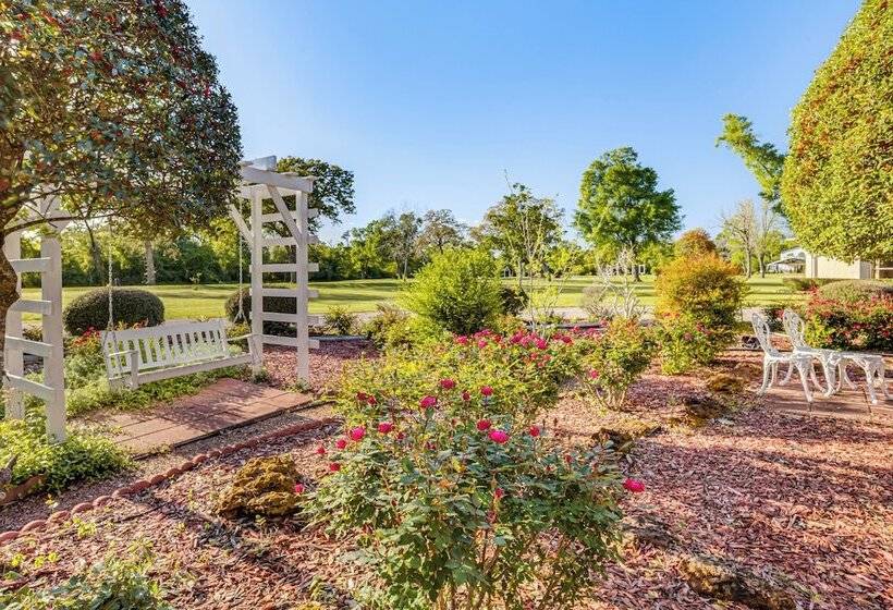 Spacious Madisonville Estate W/ Grill & Pond Views