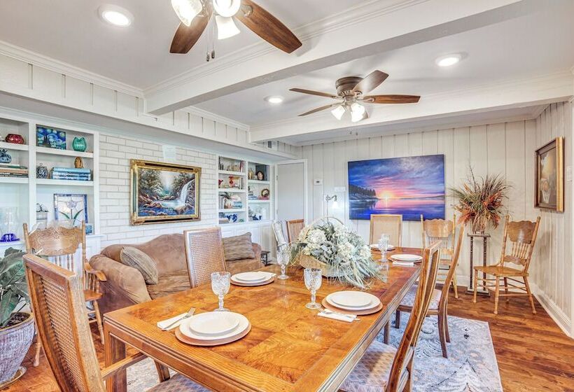 Spacious Madisonville Estate W/ Grill & Pond Views