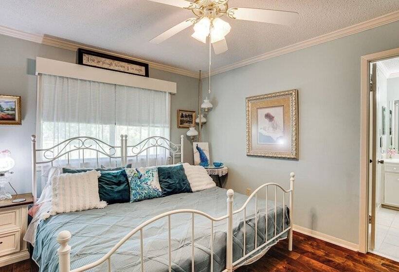 Spacious Madisonville Estate W/ Grill & Pond Views