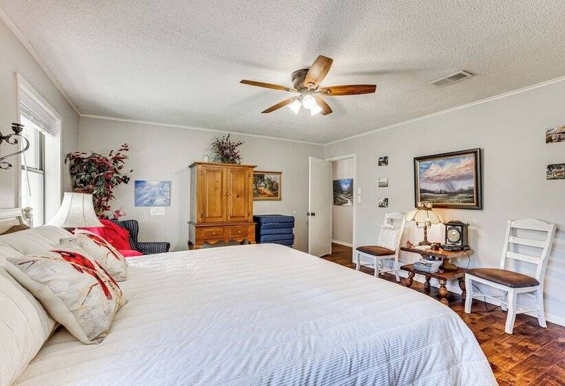 Spacious Madisonville Estate W/ Grill & Pond Views