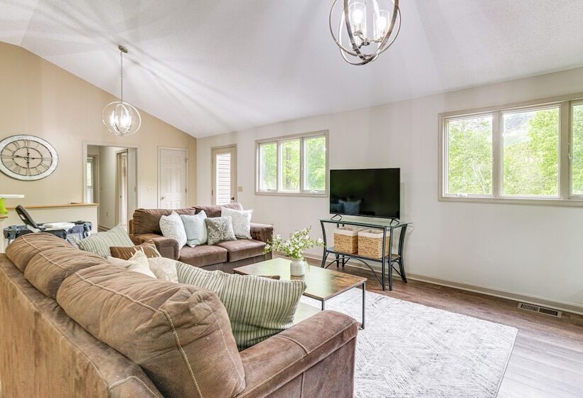 Spacious Mcgaheysville Home W/ Hot Tub & Sauna!