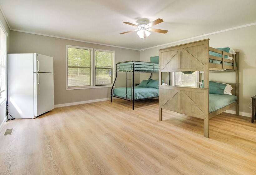 Spacious Mountain Home Retreat Near Norfork Lake!