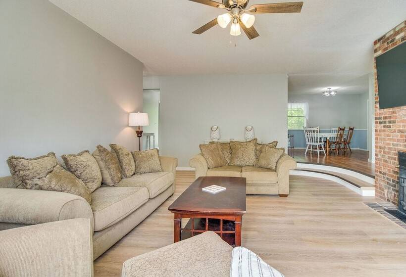 Spacious Mountain Home Retreat Near Norfork Lake!