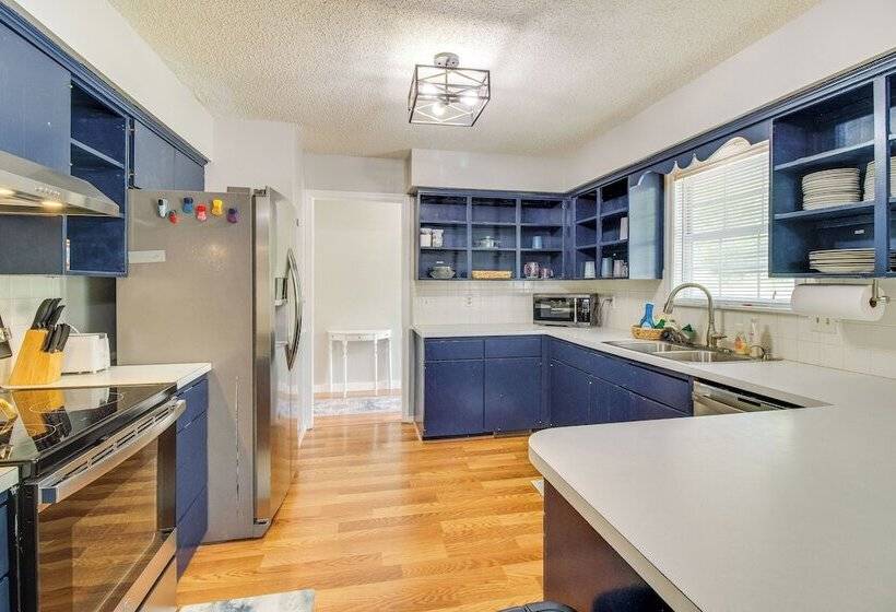 Spacious Mountain Home Retreat Near Norfork Lake!