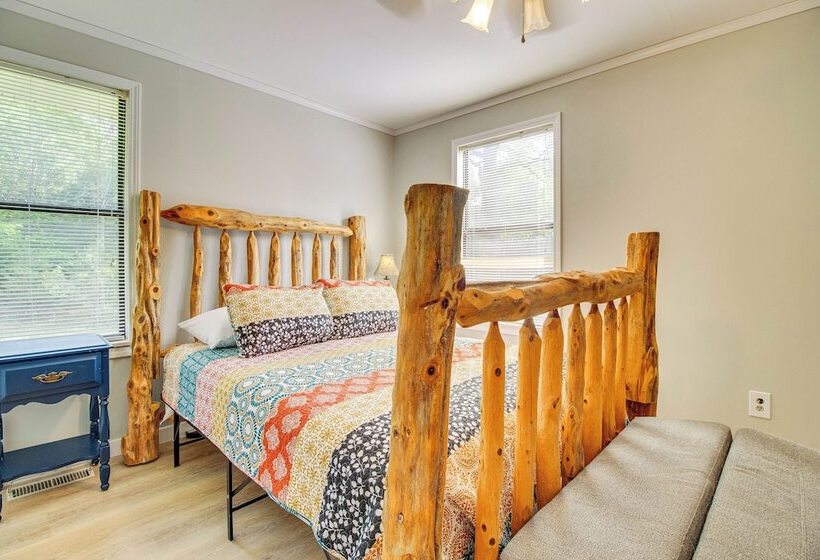 Spacious Mountain Home Retreat Near Norfork Lake!