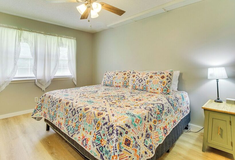 Spacious Mountain Home Retreat Near Norfork Lake!