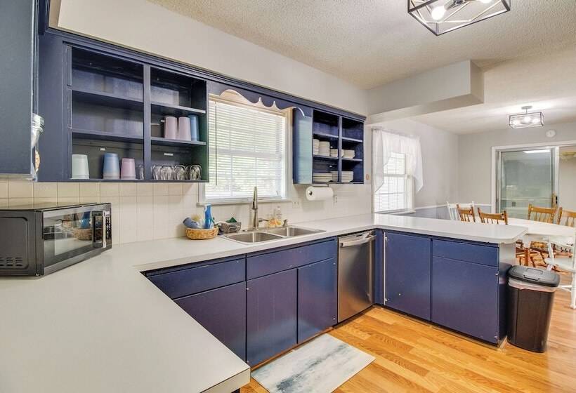 Spacious Mountain Home Retreat Near Norfork Lake!