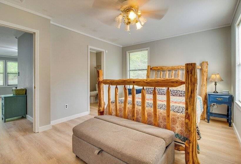 Spacious Mountain Home Retreat Near Norfork Lake!