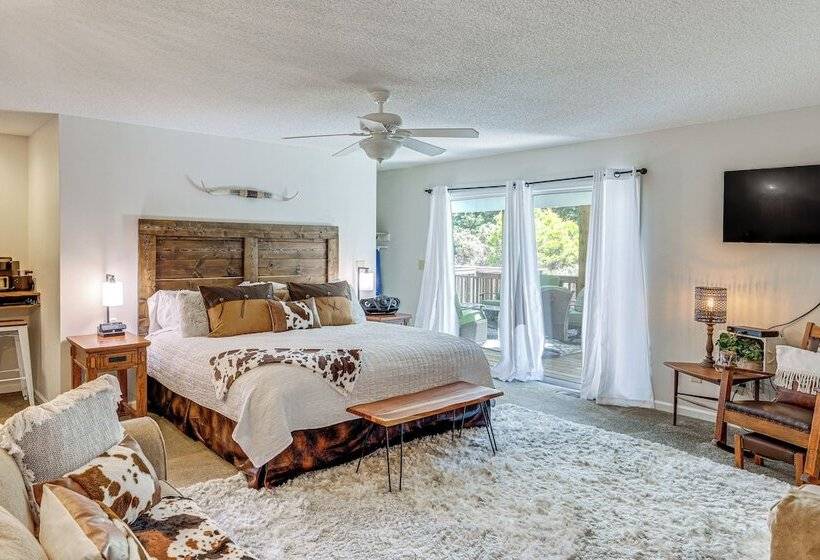 Lake & Pool Access: Spacious Home In Newland