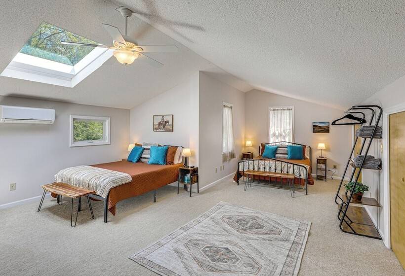 Lake & Pool Access: Spacious Home In Newland