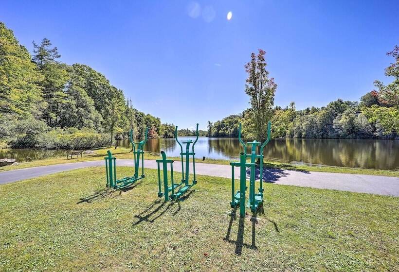 Lake & Pool Access: Spacious Home In Newland