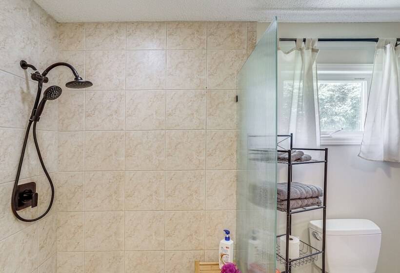 Lake & Pool Access: Spacious Home In Newland