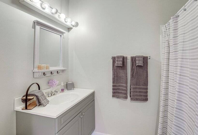 Lake & Pool Access: Spacious Home In Newland