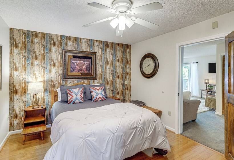 Lake & Pool Access: Spacious Home In Newland