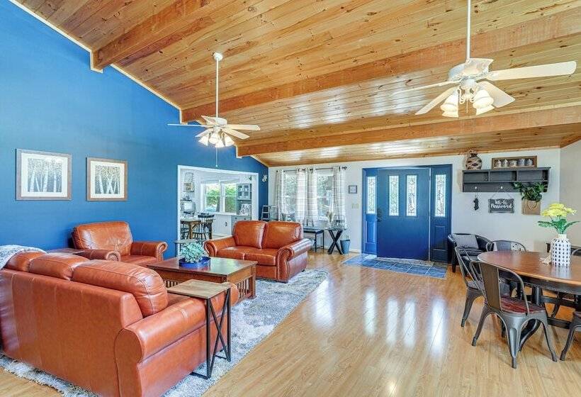 Lake & Pool Access: Spacious Home In Newland