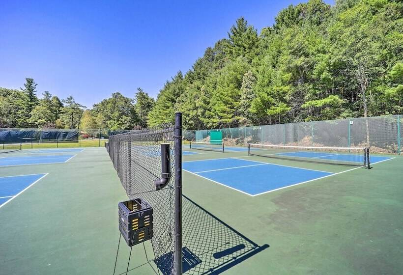 Lake & Pool Access: Spacious Home In Newland