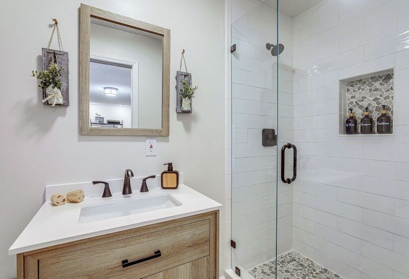 Lake & Pool Access: Spacious Home In Newland