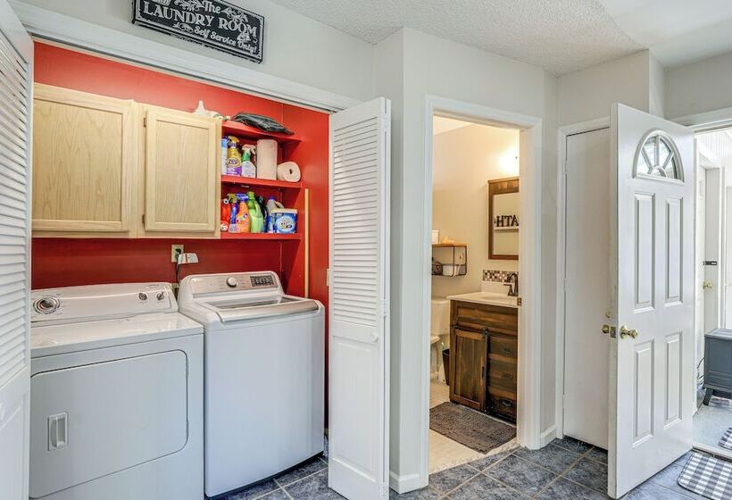 Lake & Pool Access: Spacious Home In Newland