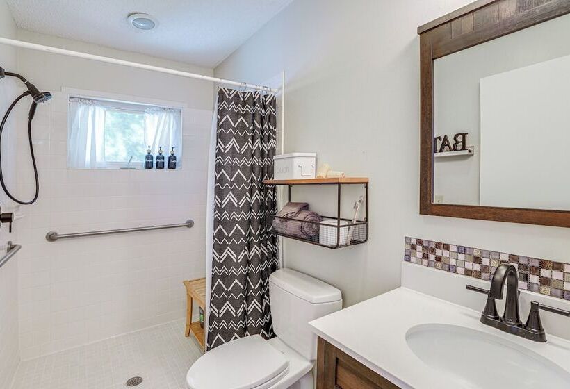 Lake & Pool Access: Spacious Home In Newland