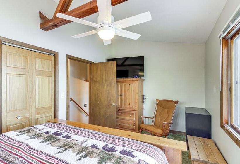 Spirit Lake Cabin W/ Boat & Kayak Rentals!