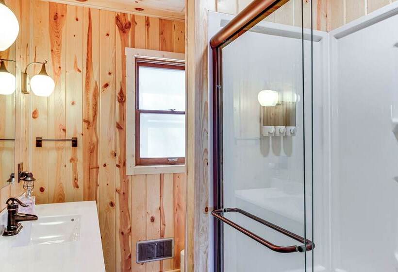 Spirit Lake Cabin W/ Boat & Kayak Rentals!